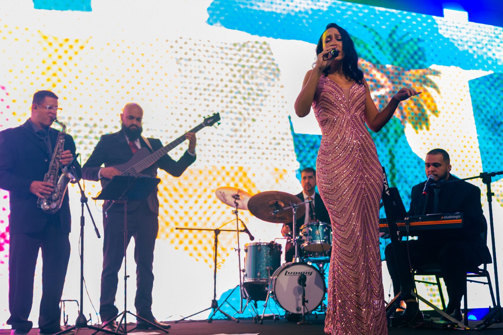 Evento corporativo de alto padrão com apresentação da banda Sunset Jazz